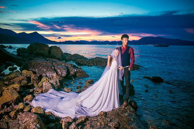 海边拍摄浪漫夜景婚纱照,慢慢感受沙滩海浪的声音